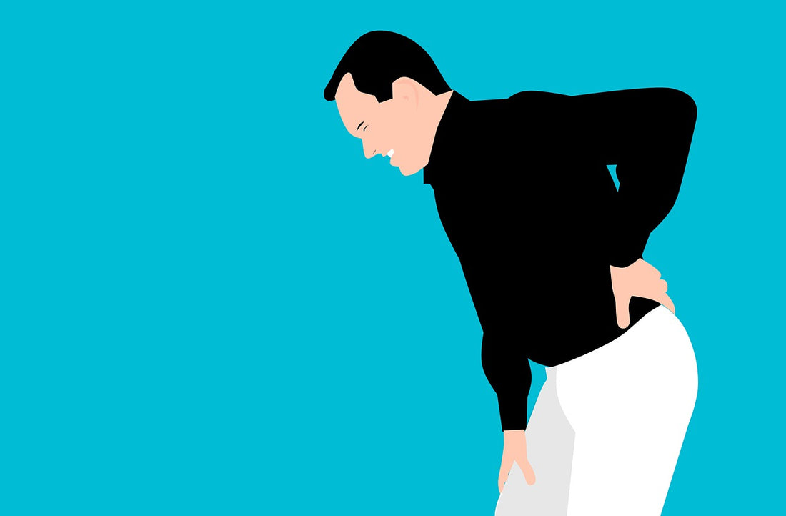Massage du dos d'un homme qui a mal au dos