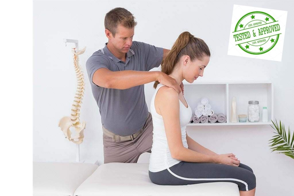Massage du Cou d'une femme par un ostéopathe - Testé et approuvé par les kinés et professionnel de la santé.