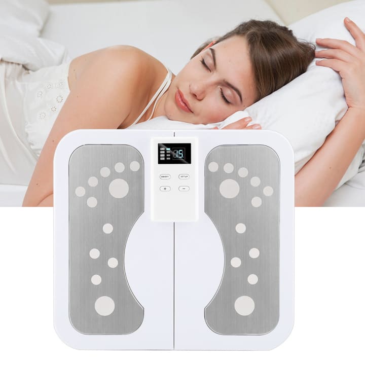 Appareil Massage Circulation Sanguine Jambes - Femme relaxée qui dort en arrière-plan