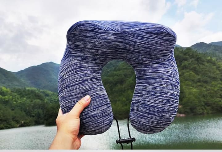 Coussin de Voyage Gonflable en U présenté dans un cadre de vacances