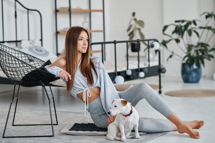 Tapis de Fleur Dos Akumata Eco et femme avec son chien assise dessus