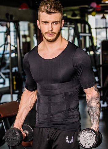 Tee Shirt Correcteur de Posture noir sur un homme qui fait de la musculation