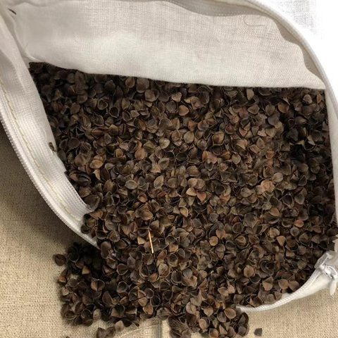 Oreiller d'acupression Fleur de Lotus et son contenu de cosses de sarrasin, de coco et de lin