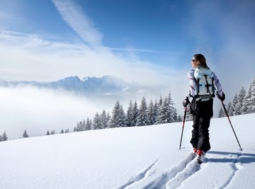Meteo hivernale en montagne et femme qui marche en ski