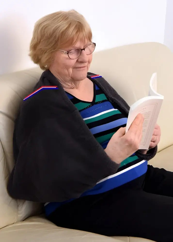 CapRelax® - Cape de Soutien et de Relaxation sur femme qui lit