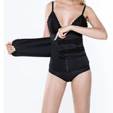 Ceinture de maintien lombaire noire portée par femme vue de face