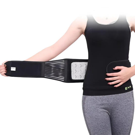 Ceinture lombaire chauffante avec aimants sur une femme vue de face