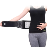 Ceinture lombaire chauffante avec aimants sur une femme vue de face