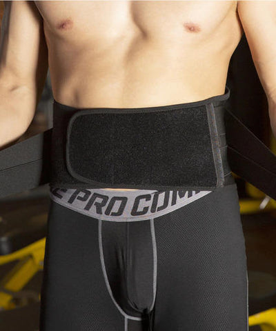 Ceinture lombaire sciatique sur l'abdomen d'un homme pour soulager les douleurs musculaires