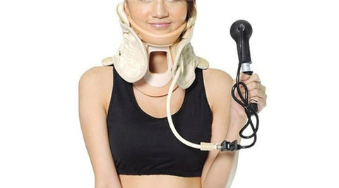 Femme qui fait une traction cervicale avec le Collier Cervicale Gonflable Semi-Rigide
