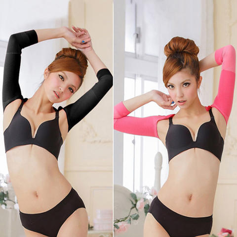 2 femmes sexy portant le correcteur de posture épaule noir et rose