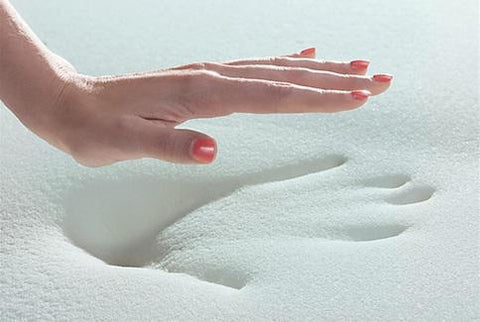 Mousse mémoire de forme et empreinte de main