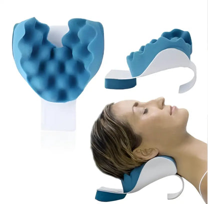 Oreiller de traction cervicale - Femme qui étire sa nuque sur l'appareil