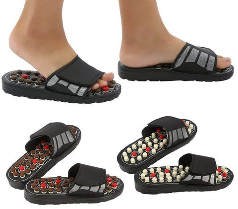 Sandales massage acupression - Personne qui marche et soulage son stress avec le chausson massage pied pour réfléxologie plantaire