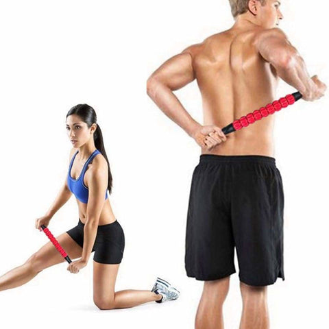 Utilisation par homme et femme sportifs du stick rouleau de massage manuel sur la jambe et le dos pour réduire les douleurs dorsales et sciatique