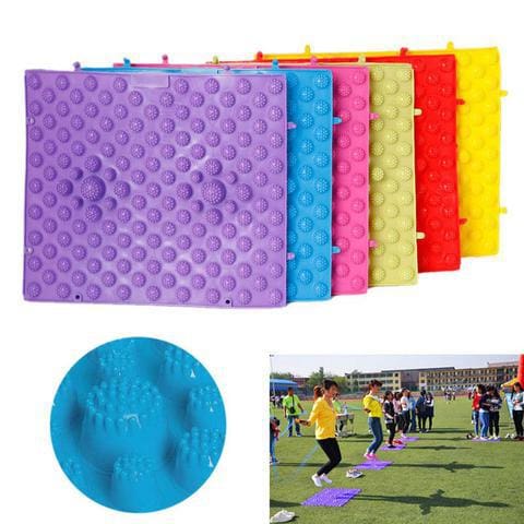 Tapis d'acupression pour les pieds : détails, couleurs et jeunes faisant du sport dessus