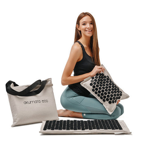 Tapis de Fleur Dos Akumata Eco, son sac et son coussin d'acupression utilisé par une femme