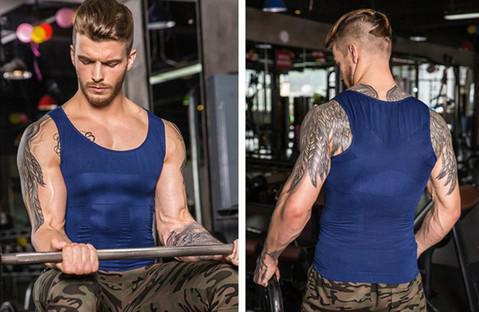 Homme qui s'entraîne en salle de musculation avec la version débardeur du Tee Shirt Maintien Dos