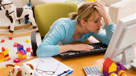 Femme surmenée en télétravail devant son ordinateur avec une mauvaise posture et des douleurs au cou et au dos