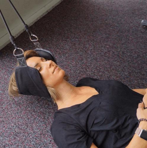 Hamac de relaxation cervicale - Utilisation par une femme couchée sur le sol