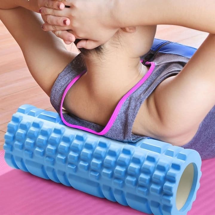 Rouleau de Massage Sport utilisé par femme pour réduire les douleurs dorsales
