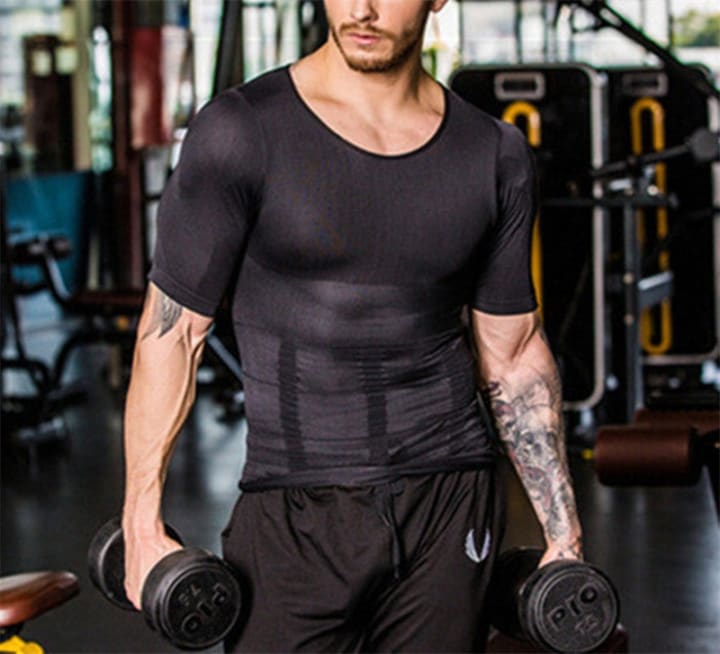 Tee Shirt Maintien Dos noir sur le dos d'un homme dans une salle de musculation