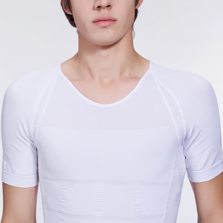 Tee Shirt Mal de Dos - zoom sur la poitrine d'un homme